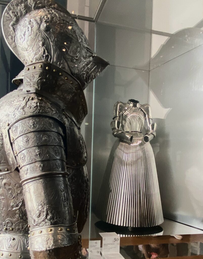 Mostra moda Louvre_Armatura Balenciaga
